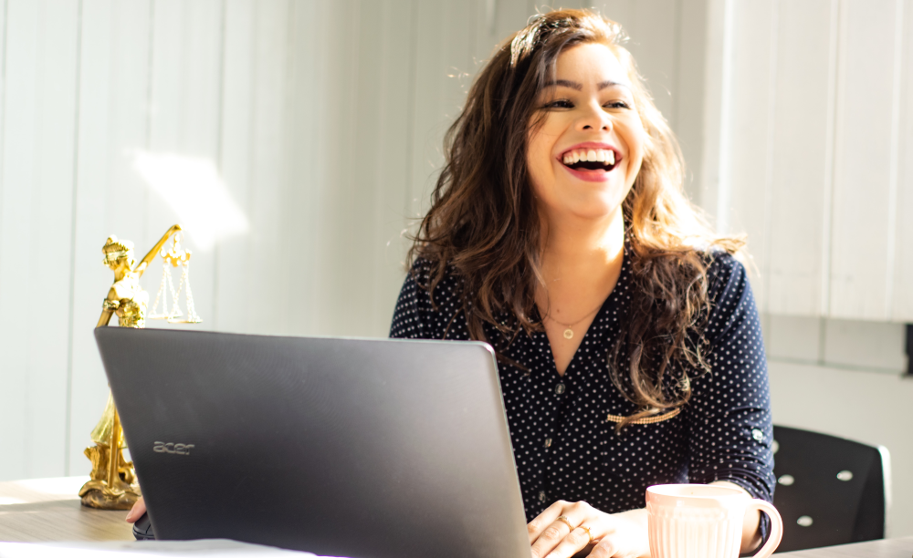 photo d'une femme à son bureau